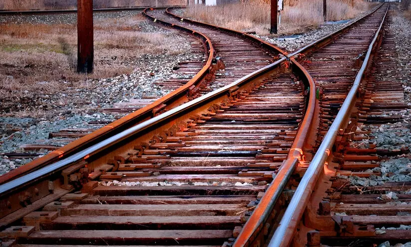 റെയിൽവേ ട്രാക്കിൽ സ്ഫോടക വസ്തു പൊട്ടിത്തെറിച്ച് ഒരു മരണം