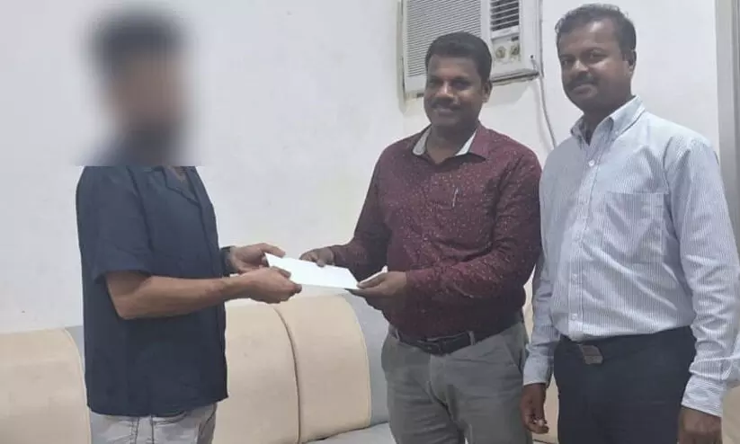 പ്രവാസി വെൽഫെയറിന്റെ കൈത്താങ്ങ്; ഏഴംഗ കുടുംബം നാടണഞ്ഞു പ്രവാസി വെൽഫെയറിന്റെ കൈത്താങ്ങ്; ഏഴംഗ കുടുംബം നാടണഞ്ഞു