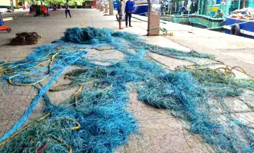 മുങ്ങിയ കപ്പലിലെ കെണ്ടയ്നറുകൾ മത്സ്യബന്ധന ബോട്ടുകൾക്ക് ഭീഷണി മുങ്ങിയ കപ്പലിലെ കെണ്ടയ്നറുകൾ മത്സ്യബന്ധന ബോട്ടുകൾക്ക് ഭീഷണി