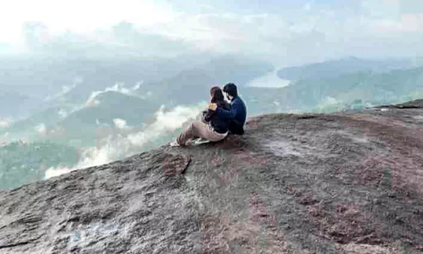 മന്ത്രപ്പാറ പ്രവേശന വിലക്ക്; വനം വകുപ്പിനെതിരെ പ്രതിഷേധം