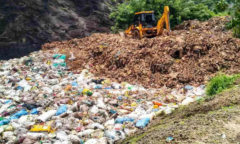 ആന്തിയൂര്‍ക്കുന്നിലെ ക്വാറിയില്‍ ടണ്‍ കണക്കിന് ആശുപത്രി മാലിന്യം തള്ളി