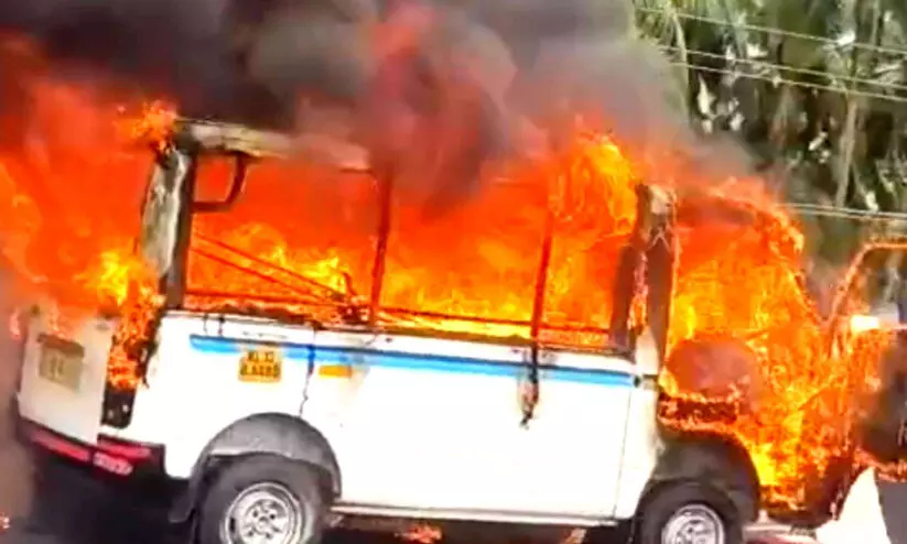 ഓടുന്നതിനിടെ വാനിന് തീപിടിച്ചു; ദേശീയപാത കാക്കഞ്ചേരിയിലായിരുന്നു അപകടം ഓടുന്നതിനിടെ വാനിന് തീപിടിച്ചു; ദേശീയപാത കാക്കഞ്ചേരിയിലായിരുന്നു അപകടം