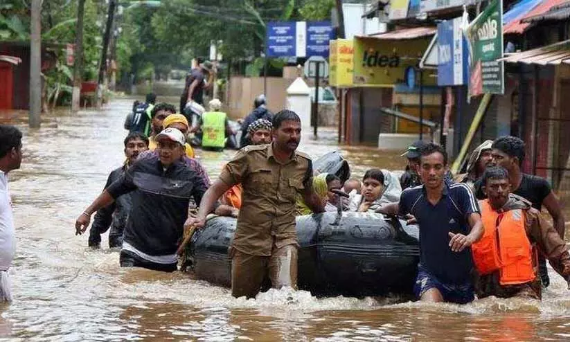 ചക്രവാതച്ചുഴി ശക്തം: കേരളത്തിൽ വീണ്ടും അതിതീവ്ര മഴ, നാളെ മൂന്ന് ജില്ലകളിൽ റെഡ് അലർട്ട് ചക്രവാതച്ചുഴി ശക്തം: കേരളത്തിൽ വീണ്ടും അതിതീവ്ര മഴ, നാളെ മൂന്ന് ജില്ലകളിൽ റെഡ് അലർട്ട്