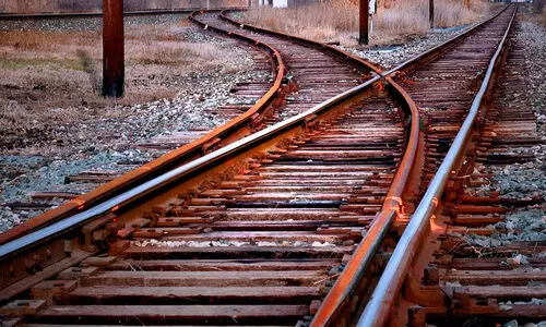 റെയിൽവേ ട്രാക്കിൽ സ്ഫോടക വസ്തു പൊട്ടിത്തെറിച്ച് ഒരു മരണം