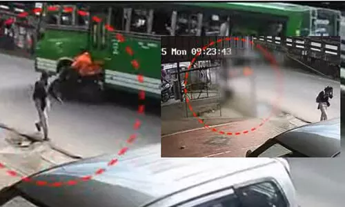 സ്വകാര്യബസിന്റെ മത്സരയോട്ടം; ബൈക്ക് യാത്രികന് ദാരുണാന്ത്യം സ്വകാര്യബസിന്റെ മത്സരയോട്ടം; ബൈക്ക് യാത്രികന് ദാരുണാന്ത്യം