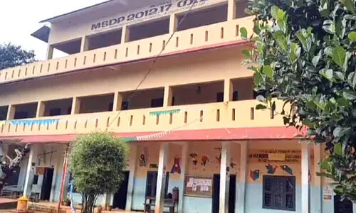 പ​ഞ്ചാ​യ​ത്ത് അ​ന​ങ്ങു​ന്നി​ല്ല; കോ​ട്ട​നാ​ട് സ്കൂ​ൾ പ്ര​വേ​ശ​ന ക​വാ​ട നി​ർ​മാ​ണം പ്ര​തി​സ​ന്ധി​യി​ൽ