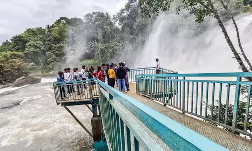 സഞ്ചാരികൾക്ക്​ കുളിരായി ശ്രീനാരായണപുരം വെള്ളച്ചാട്ടം