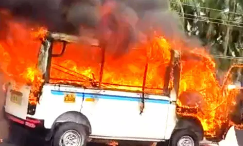 ഓടുന്നതിനിടെ വാനിന് തീപിടിച്ചു; ദേശീയപാത കാക്കഞ്ചേരിയിലായിരുന്നു അപകടം ഓടുന്നതിനിടെ വാനിന് തീപിടിച്ചു; ദേശീയപാത കാക്കഞ്ചേരിയിലായിരുന്നു അപകടം