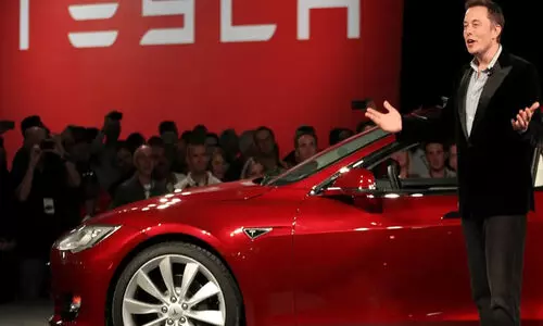 മസ്കിന് രണ്ടരലക്ഷം കോടിയുടെ ഓഹരികൾ നൽകി ടെസ്‍ല