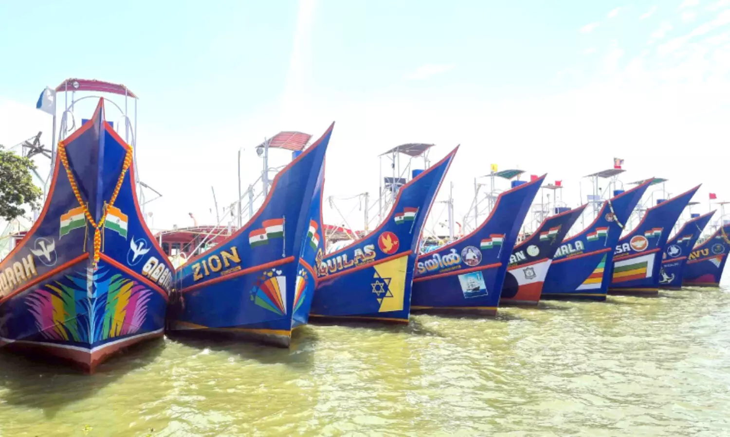 യാത്ര-ടൂറിസ്റ്റ് ബോട്ടുകൾക്ക്​ അപകടഭീതി ഉയർത്തി മത്സ്യബന്ധന യാനങ്ങൾ