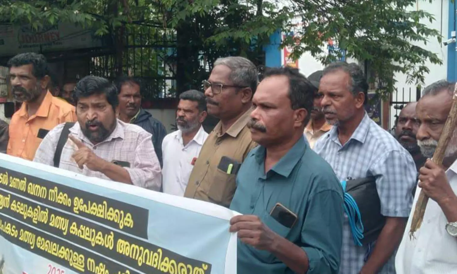അമേരിക്കയുടെ ചുങ്ക വർധന: മത്സ്യത്തൊഴിലാളികൾ പ്രതിഷേധ മാർച്ച് നടത്തി