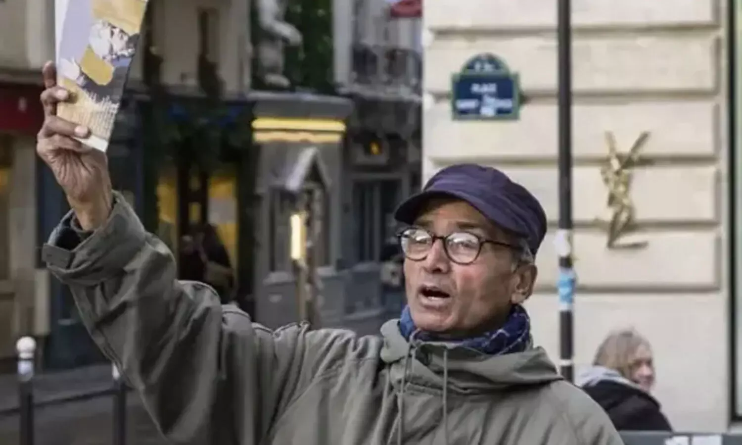 വ്യത്യസ്തനാമൊരു ‘പത്രക്കാരൻ’ അലി അക്ബറിന് ഫ്രഞ്ച് ഗവൺമെന്റിന്റെ പുരസ്കാരം; സമ്മാനിക്കുന്നത് പ്രസിഡന്റ് ഇമാനുവൽ മാക്രോൺ