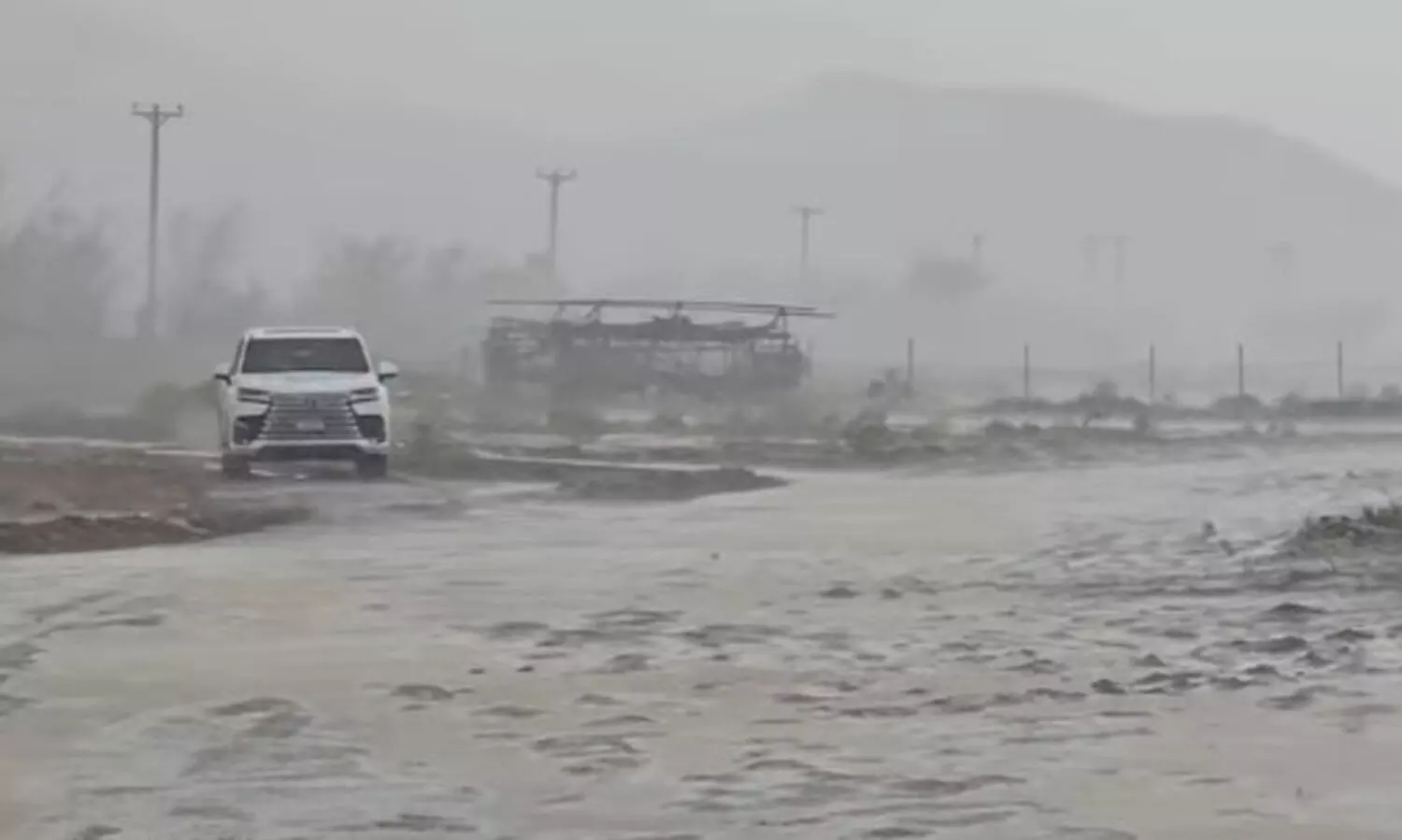 അൽഐനിൽ കനത്ത മഴ, ദുബൈയിൽ പൊടിക്കാറ്റ്​