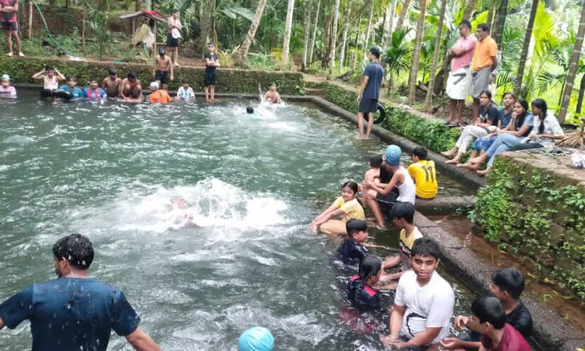 ഒരു നാ​ടി​നെ​യാ​കെ നീ​ന്ത​ൽ പ​ഠി​പ്പി​ച്ച് മ​ല​പ്പ​ട്ട​ത്തെ വാ​യ​ന​ശാ​ല