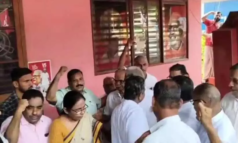 പ്രതികളെ യാത്രയാക്കാൻ കെ.കെ. ശൈലജയും എത്തി; കീഴടങ്ങിയ സദാനന്ദൻ വധശ്രമക്കേസ് പ്രതികളെ ജയിലിലടച്ചു