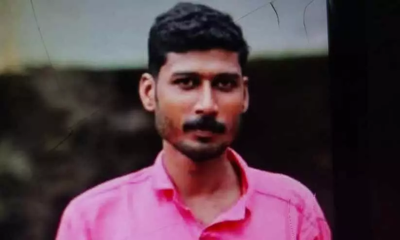 കുഞ്ഞിന് മുലയൂട്ടികൊണ്ടിരുന്ന ഭാര്യയെ മുറിക്കുള്ളിലേക്ക് വിളിച്ചു കയറ്റി പെട്രോളൊഴിച്ച് തീകൊളുത്തി; പൊള്ളലേറ്റ് ചികിത്സയിലായിരുന്ന യുവാവ് മരിച്ചു