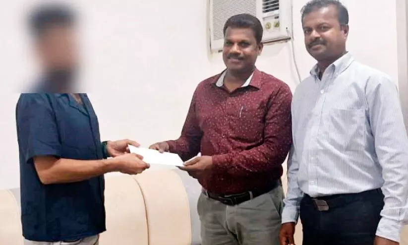 പ്രവാസി വെൽഫെയറിന്റെ കൈത്താങ്ങ്; ഏഴംഗ കുടുംബം നാടണഞ്ഞു പ്രവാസി വെൽഫെയറിന്റെ കൈത്താങ്ങ്; ഏഴംഗ കുടുംബം നാടണഞ്ഞു