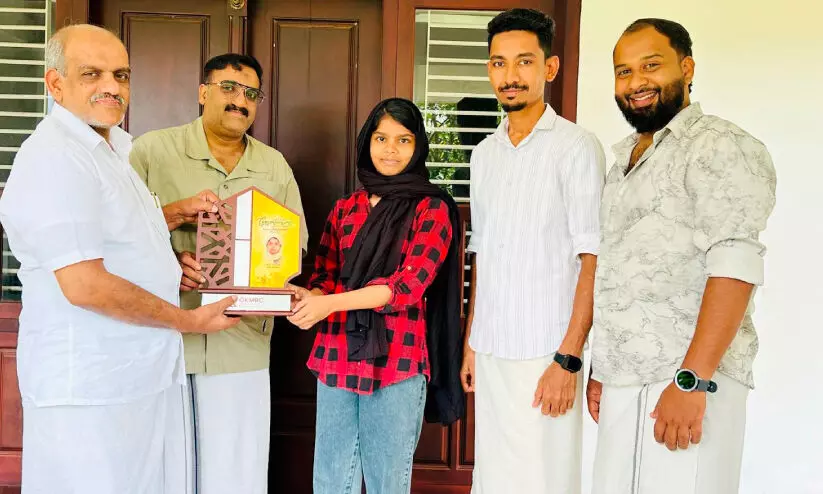 അ​ഫ്‌​ല ഷെ​റി​നെ അ​നു​മോ​ദി​ച്ചു