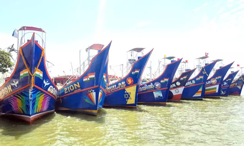 യാത്ര-ടൂറിസ്റ്റ് ബോട്ടുകൾക്ക് അപകടഭീതി ഉയർത്തി മത്സ്യബന്ധന യാനങ്ങൾ യാത്ര-ടൂറിസ്റ്റ് ബോട്ടുകൾക്ക് അപകടഭീതി ഉയർത്തി മത്സ്യബന്ധന യാനങ്ങൾ