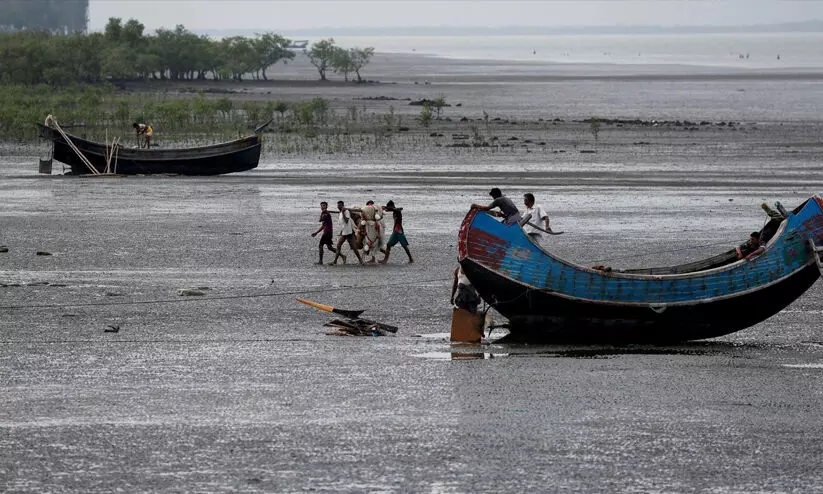 ബംഗ്ലാദേശിൽ അതിർത്തി ലംഘിച്ച 48 ഇന്ത്യൻ മീൻപിടിത്തക്കാർ പിടിയിൽ; മൂന്ന് ബോട്ടുകളും പിടിച്ചെടുത്തു ബംഗ്ലാദേശിൽ അതിർത്തി ലംഘിച്ച 48 ഇന്ത്യൻ മീൻപിടിത്തക്കാർ പിടിയിൽ; മൂന്ന് ബോട്ടുകളും പിടിച്ചെടുത്തു