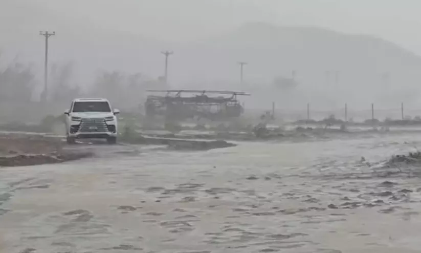 അൽഐനിൽ കനത്ത മഴ, ദുബൈയിൽ പൊടിക്കാറ്റ്​