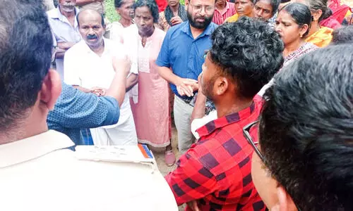 മ​രി​യ​നാ​ട് ഭൂ​മി​യി​ൽ റ​വ​ന്യൂ ഉ​ദ്യോ​ഗ​സ്ഥ​രെ വീ​ണ്ടും ത​ട​ഞ്ഞ് ഗോ​ത്ര​വാ​സി​ക​ൾ