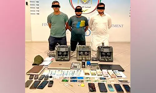 കാ​ർ​ഡ് ര​ഹി​ത പി​ൻ​വ​ലി​ക്ക​ൽ സ​വി​ശേ​ഷ​ത ഉ​പ​യോ​ഗ​പ്പെ​ടു​ത്തി  എ.​ടി.​എം ത​ട്ടി​പ്പ്: വ​ൻ​സം​ഘ​ത്തി​ലെ മൂ​ന്നു​പേ​ർ പി​ടി​യി​ൽ