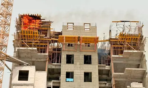 നി​ർ​മാ​ണ​ത്തി​ലി​രുന്ന കെ​ട്ടി​ട​ത്തി​ലും അപ്പാർട്മെന്റിലും തീ​പി​ടി​ത്തം