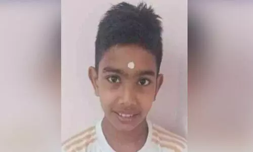 ക്ഷേത്രക്കുളത്തിൽ മുങ്ങിത്താഴ്ന്ന വിദ്യാർഥിക്ക് ഏഴാം ക്ലാസുകാരൻ രക്ഷകനായി ക്ഷേത്രക്കുളത്തിൽ മുങ്ങിത്താഴ്ന്ന വിദ്യാർഥിക്ക് ഏഴാം ക്ലാസുകാരൻ രക്ഷകനായി