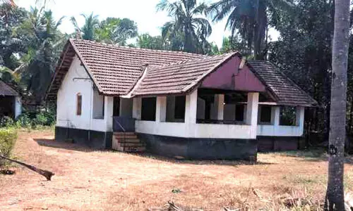 അധികൃതർ തിരിഞ്ഞുനോക്കുന്നില്ല; സർക്കാർ അതിഥിമന്ദിരം അനാഥം അധികൃതർ തിരിഞ്ഞുനോക്കുന്നില്ല; സർക്കാർ അതിഥിമന്ദിരം അനാഥം