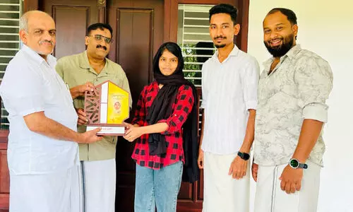 അ​ഫ്‌​ല ഷെ​റി​നെ അ​നു​മോ​ദി​ച്ചു