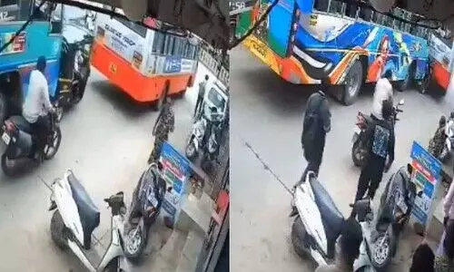 രണ്ട് ബസുകൾക്കിടയിൽ ചതഞ്ഞരഞ്ഞ് ഓട്ടോറിക്ഷ: ​യാത്രക്കാരും ഡ്രൈവറും അൽഭുതകരമായി രക്ഷപ്പെട്ടു; വിഡിയോ