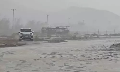 അൽഐനിൽ കനത്ത മഴ, ദുബൈയിൽ പൊടിക്കാറ്റ്​