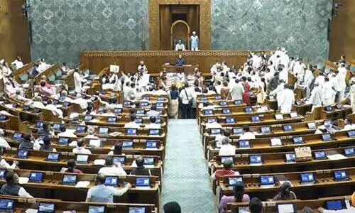 സഭയിൽ എം.പി മാരെ തടയാൻ സി.ഐ.എസ്.എഫ്; കൈ​യേ​റ്റം ചെ​യ്തെ​ന്ന് വ​നി​ത എം​പി​മാ​ർ