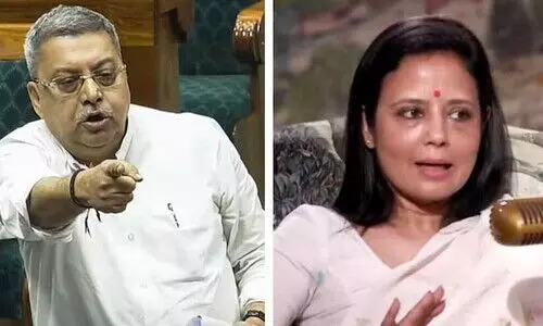 മഹുവ സ്ത്രീ വിരുദ്ധയെന്ന് കല്യാൺ ബാനർജി; പന്നികളോട് ഗുസ്തി പിടിക്കാറില്ലെന്ന് മഹുവ; തൃണമൂലിനെ നാറ്റിച്ച വി​ഴു​പ്പ​ല​ക്ക​ലി​നൊ​ടു​വി​ൽ ചീഫ് വിപ്പ് സ്ഥാനം രാജിവെച്ച് കല്യാൺ ബാനർജി