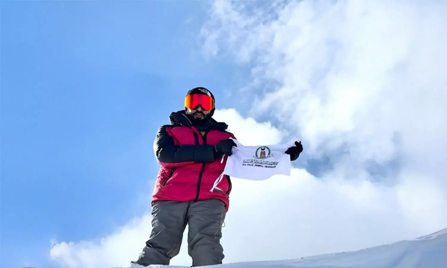 യൂറോപ്പിലെ ഏറ്റവും ഉയര്‍ന്ന കൊടിമുടിയില്‍ യു.എ.ഇ പതാകയും