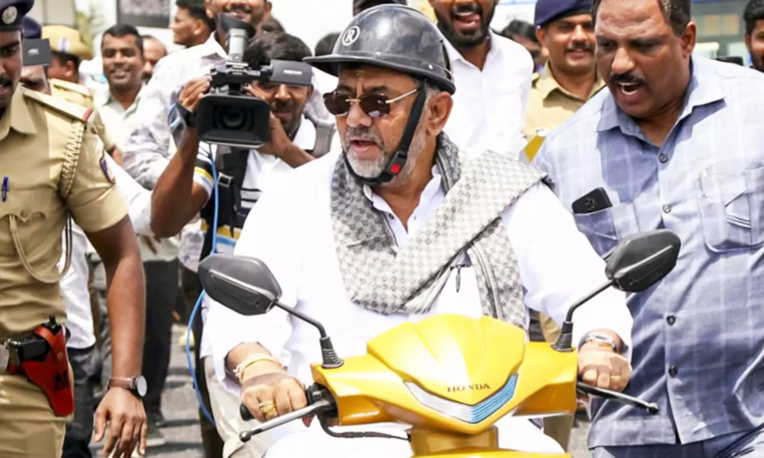 traffic rule Violation, DK Shivakumar