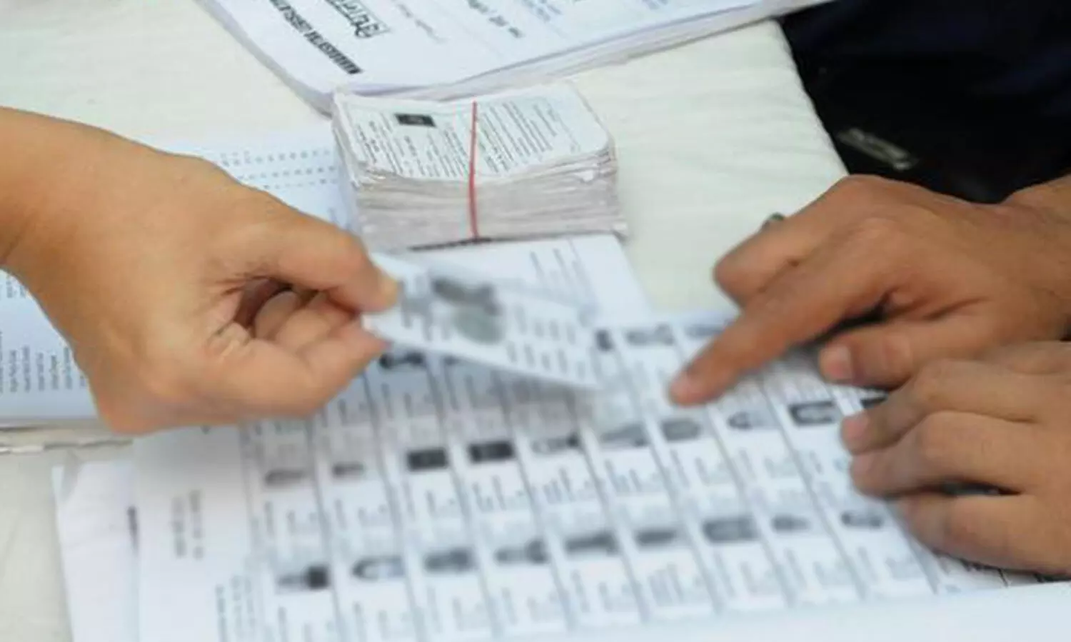 വോട്ടർപട്ടികയിൽ പേര് ചേർക്കൽ; സമയപരിധി ഇന്ന്  അവസാനിക്കും, വട്ടം കറങ്ങി അപേക്ഷകർ