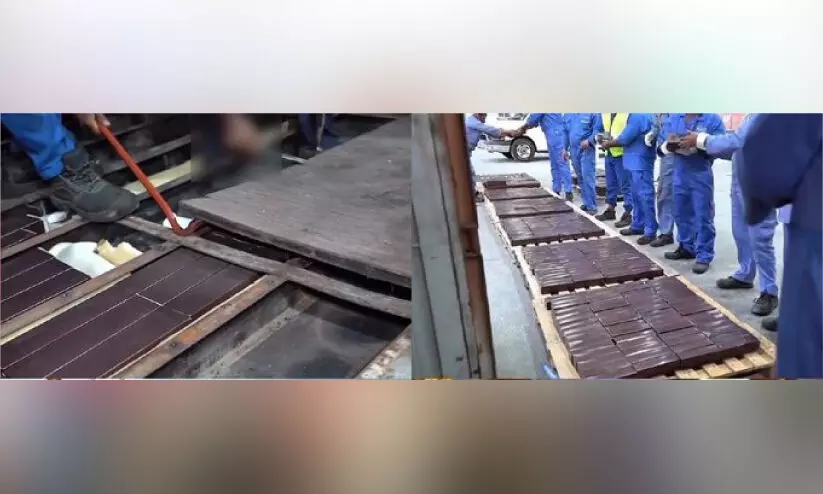 കണ്ടെയ്നറിൽ ഒളിപ്പിച്ച് മദ്യം കടത്താൻ ശ്രമം; രണ്ടുപേർ പിടിയിൽ കണ്ടെയ്നറിൽ ഒളിപ്പിച്ച് മദ്യം കടത്താൻ ശ്രമം; രണ്ടുപേർ പിടിയിൽ