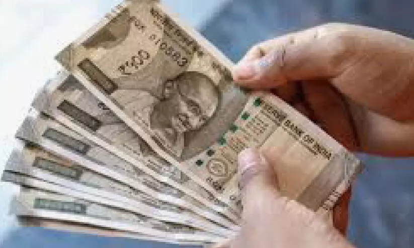 രൂ​പ​ക്ക്​ റെ​ക്കോ​ഡ്​ ത​ക​ർ​ച്ച: പ​ണ​മ​യ​ക്കാ​ൻ തി​ര​ക്ക്​