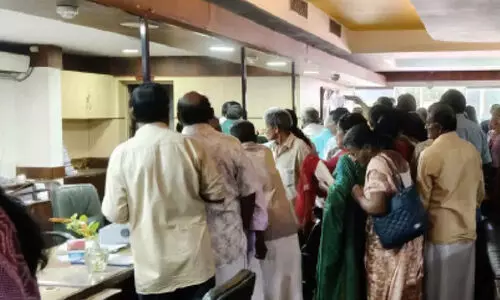 ഇരിങ്ങാലക്കുട ടൗൺ ബാങ്കിൽ ഇന്‍ഷുറൻസ്​ അപേക്ഷക്ക്​ തിരക്ക്​