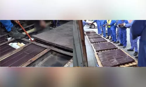 ക​ണ്ടെ​യ്ന​റി​ൽ ഒ​ളി​പ്പി​ച്ച് മ​ദ്യം ക​ട​ത്താ​ൻ ശ്ര​മം; ര​ണ്ടുപേ​ർ പി​ടി​യി​ൽ