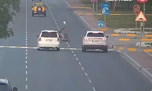 അ​ശ്ര​ദ്ധ​മാ​യ ഇ-സ്‌​കൂ​ട്ട​ർ യാ​ത്ര; മു​ന്ന​റി​യി​പ്പു​മാ​യി അ​ബൂ​ദ​ബി പൊ​ലീ​സ്​