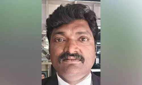 പിതാവും മകനും ചേർന്ന് കോടതിയിൽ അഭിഭാഷകനെ മർദ്ദിച്ചു