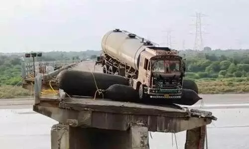 ഒടുവിൽ ‘ഗംഭീര’ പാലത്തിലെ ദുരന്ത സാക്ഷ്യം നീക്കം ചെയ്തു