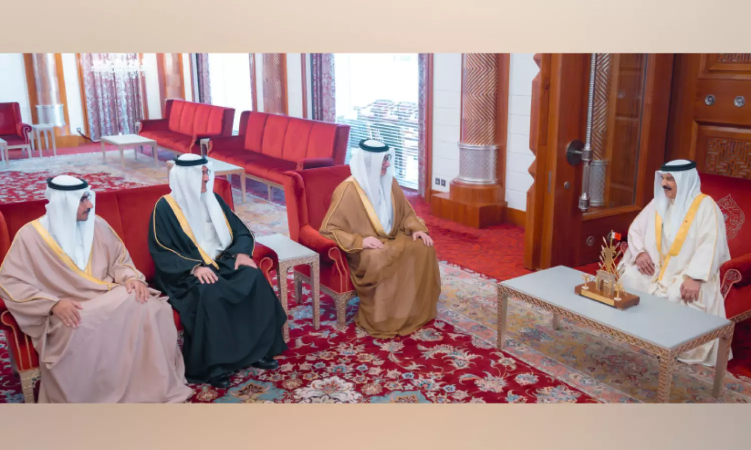 പുതിയ അം​ബാ​സ​ഡ​ർ​മാ​ർ ഹ​മ​ദ് രാ​ജാ​വി​ന് മു​ന്നി​ൽ സ​ത്യ​പ്ര​തി​ജ്ഞ ചെ​യ്തു