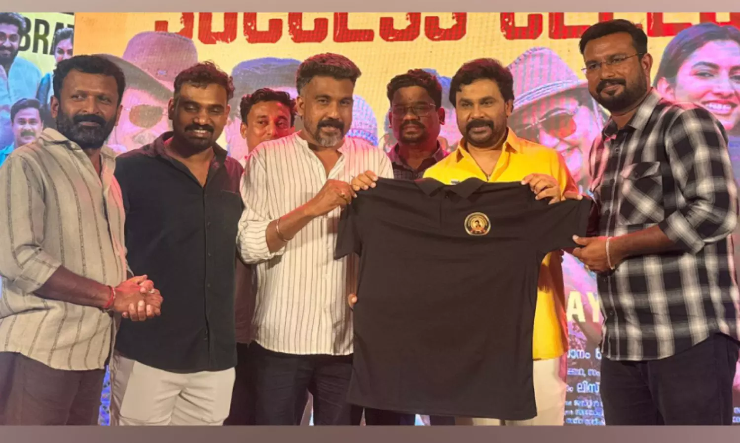 ദി​ലീ​പ് ഫാ​ൻ​സ്‌ ബ​ഹ്‌​റൈ​ന്റെ ഔ​ദ്യോ​ഗി​ക ടി ​ഷ​ർ​ട്ട് ന​ട​ൻ ദി​ലീ​പ് പ്ര​കാ​ശ​നം ചെ​യ്തു