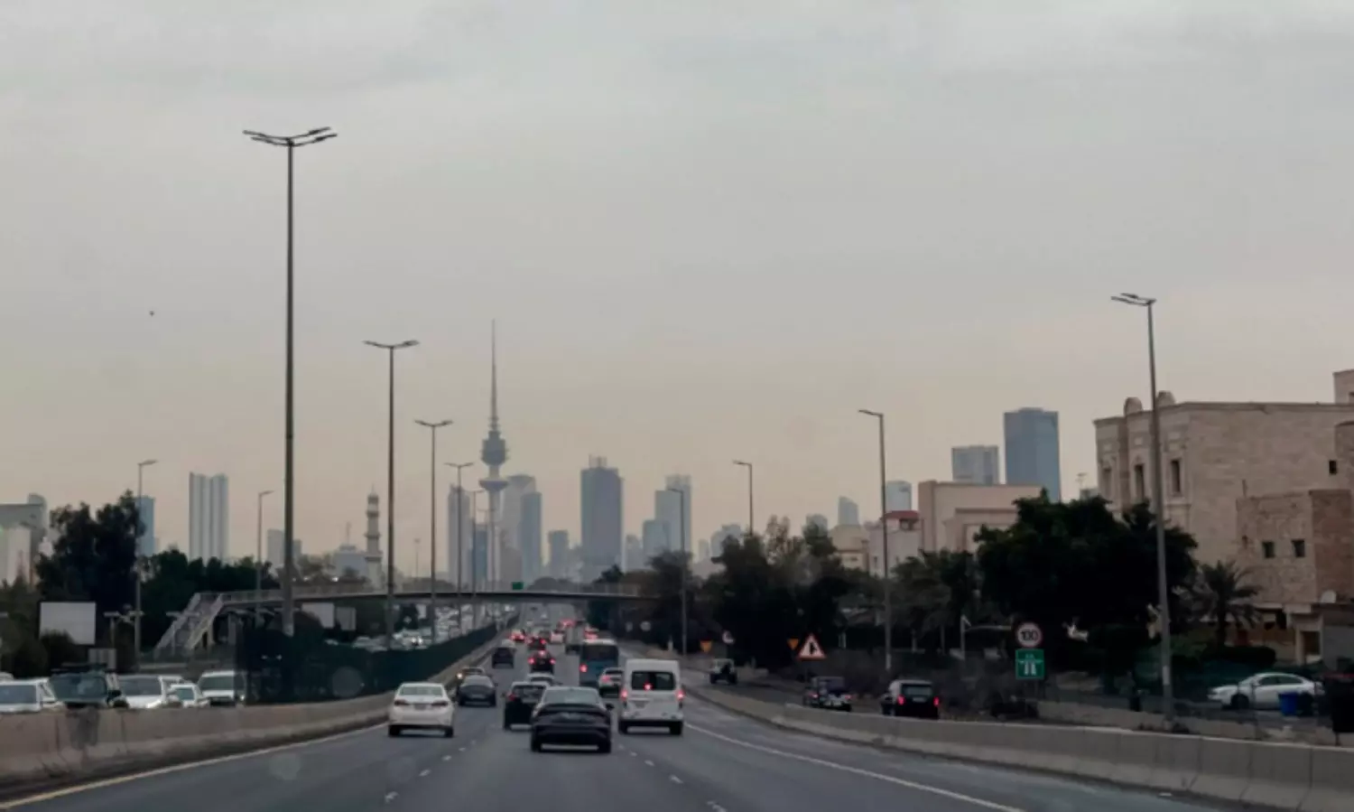 കാ​ലാ​വ​സ്ഥ​യി​ൽ മാ​റ്റം; ചൂ​ടും ഈ​ർ​പ്പ​വും, മ​ഴ​ക്ക് സാ​ധ്യ​ത