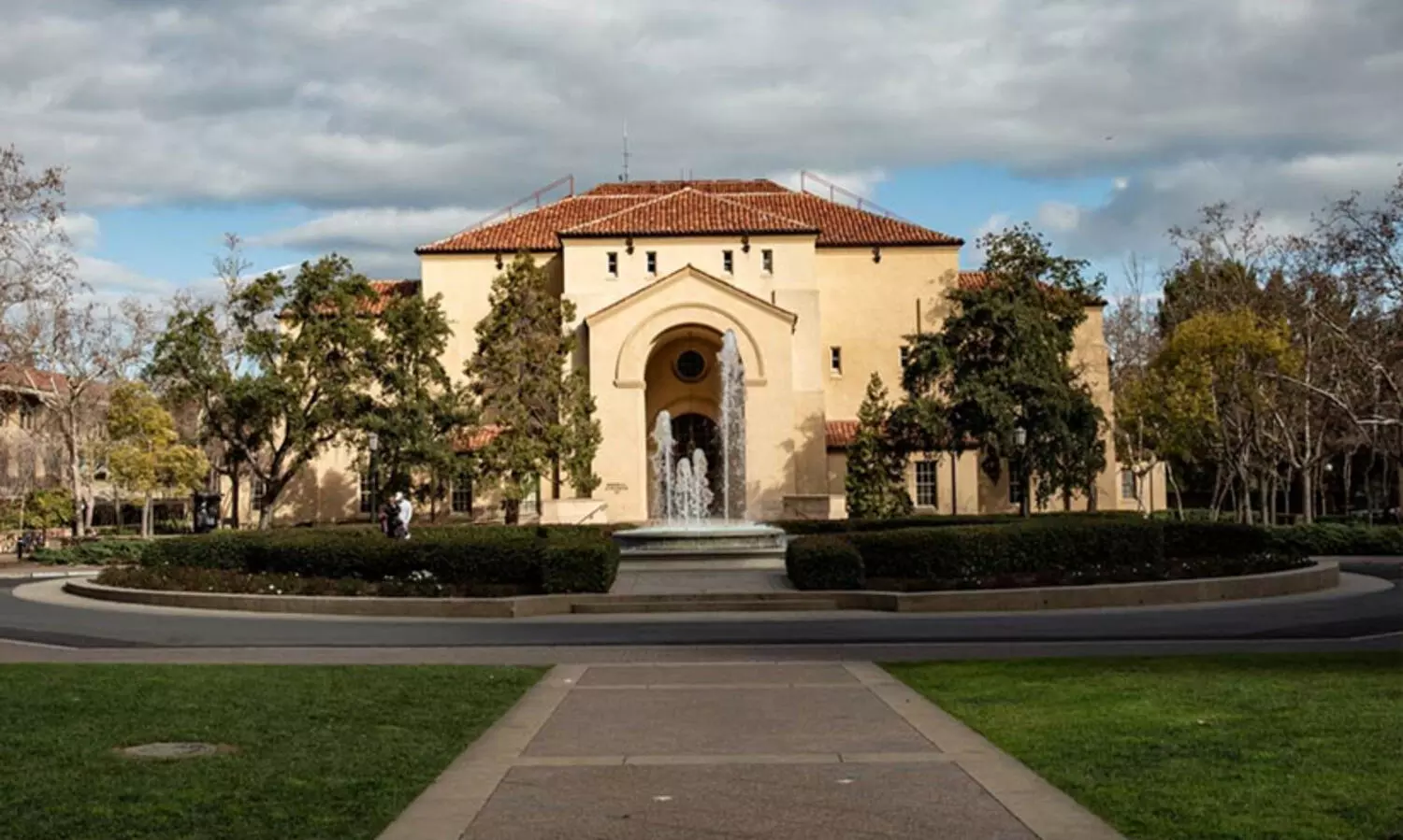 ട്രംപ് ഭരണകൂടം പണം നൽകുന്നില്ല; 360ലധികം ജീവനക്കാരെ പിരിച്ചുവിട്ട് സ്റ്റാൻഫോർഡ് സർവകലാശാല