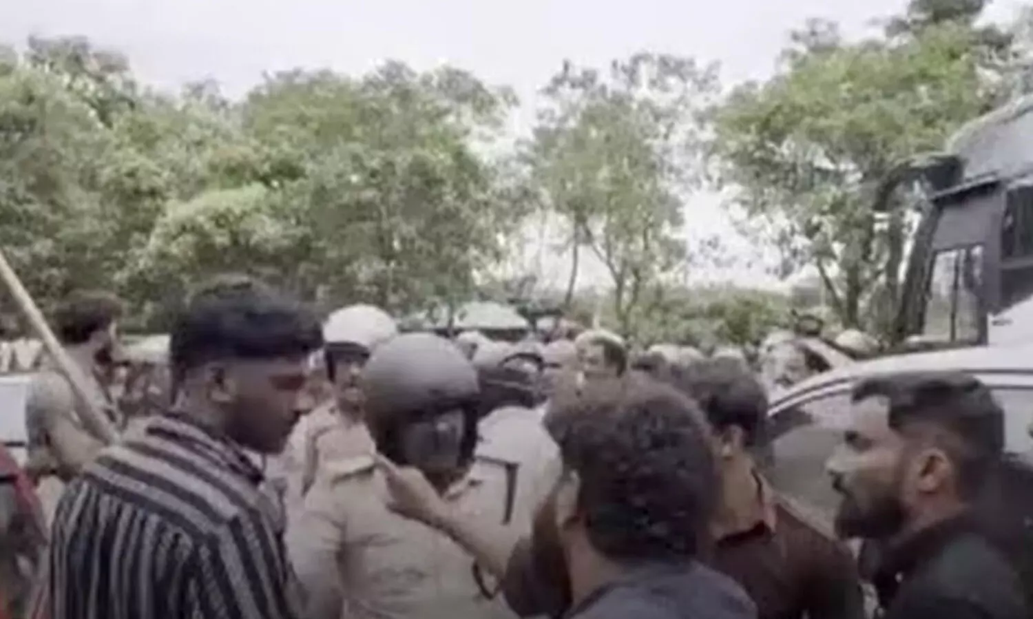 കണ്ണൂർ സർവകലാശാല സംഘർഷം: നേതാക്കളടക്കം 220 പേർക്കെതിരെ കേസ്